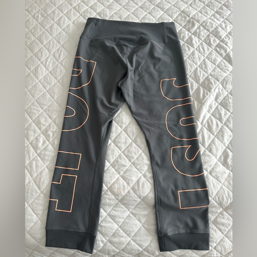 ONLY WORN ONCE NIKE DRI-FIT MID RISE CROP PAMTS SIZE M